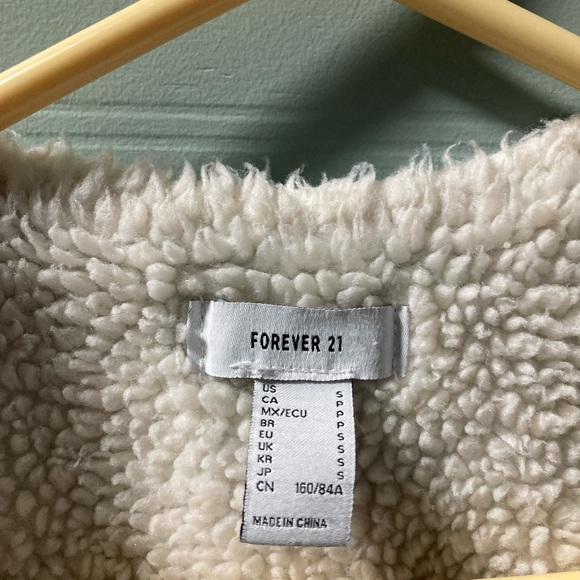 Forever 21 Women’s Small Denim Vest with Sherpa Lining - Picture 3 of 4